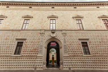 FERRARA, İTALYA 29 HAZİRAN 2020: İtalya 'nın Ferrara kentindeki Palazzo dei Diamanti' ye bakınız.