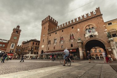 FERRARA, İTALYA 29 Temmuz 2020: İtalya 'nın Ferrara kentindeki Piazza del Municipio' nun manzarası
