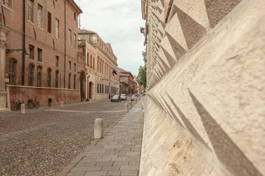 FERRARA, İTALYA 29 HAZİRAN 2020: İtalya 'nın Ferrara kentindeki Palazzo dei Diamanti' ye bakınız.