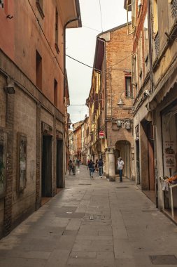 FERRARA, İTALYA 29 HAZİRAN 2020: İtalyan kenti Ferrara 'nın tarihi geçidi