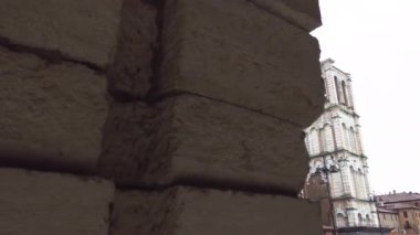 Ferrara 2 'deki San Giorgio katedralinin çan kulesi.