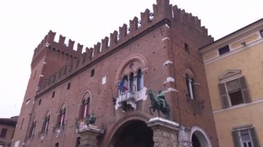 Ferrara 2 'deki Palazzo del Municipio at heykeli.