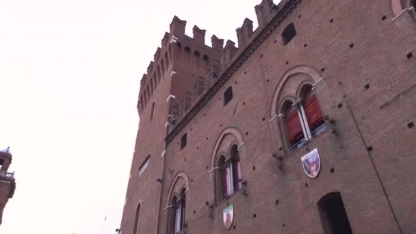 İtalya, Ferrara 'daki Palazzo del Municipio' nun mimari detayları. — Stok video