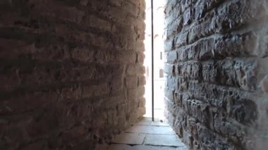 İtalya 'daki Ferrara kalesinin penceresinin ayrıntıları