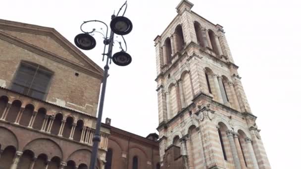 Klocktornet i San Giorgio katedralen i Ferrara 4 — Stockvideo