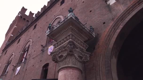 Architectonisch detail van het Palazzo del Municipio in Ferrara in Italië — Stockvideo