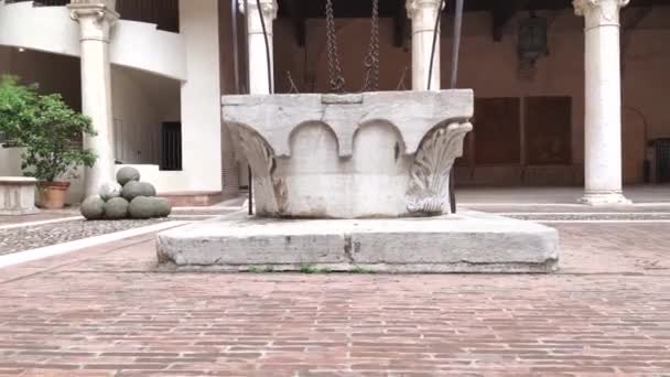 Detail studny uvnitř hradu Ferrara — Stock video