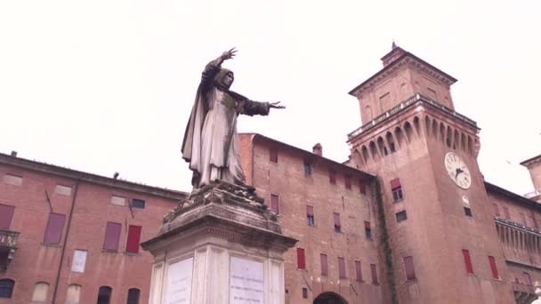 Savonarola staty i Ferrara i Italien — Stockvideo