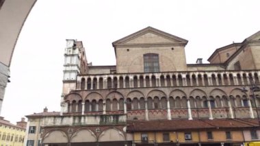 Ferrara 'daki San Giorgio Katedrali' nin yan görüntüsü