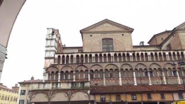 Vista lateral de la catedral de San Giorgio en Ferrara — Vídeo de stock