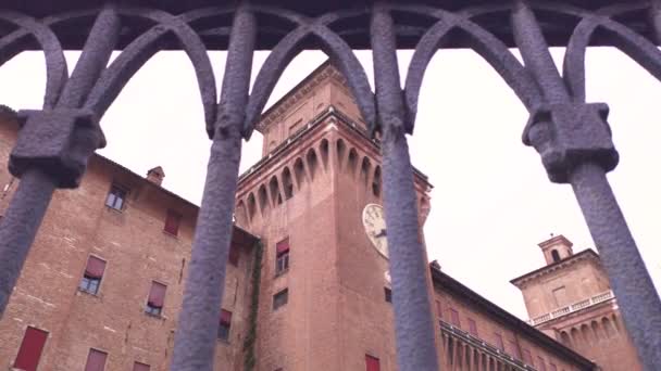 Utsikt över slottet Ferrara filtrerad av den antika porten 2 — Stockvideo