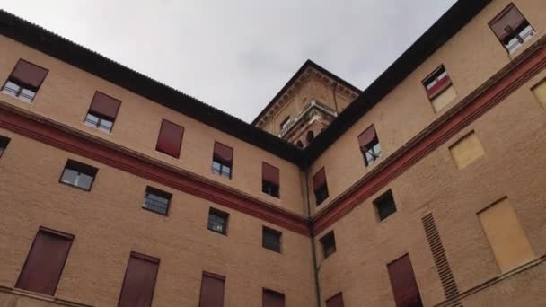 Vista panorámica de la arquitectura del interior del Castillo de Ferrara — Vídeos de Stock