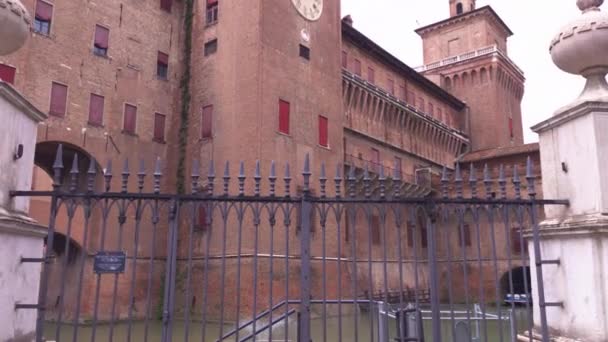 Widok na zamek Ferrara przefiltrowany przez starożytną bramę — Wideo stockowe