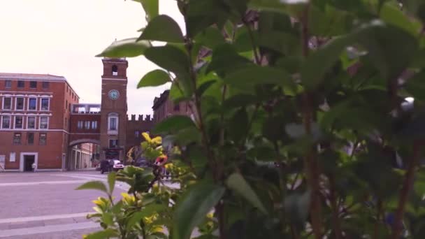 Piazza del Municipio in Ferrara in Italien 6 — Stockvideo