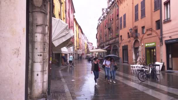 Beschwörender Blick auf eine Straße im historischen Zentrum von Ferrara 2 — Stockvideo