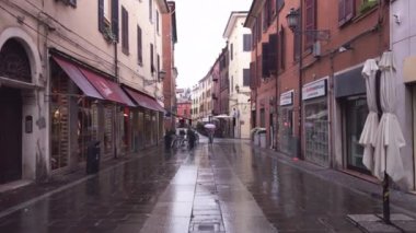 Ferrara 4 'ün tarihi merkezinde bir caddenin canlandırıcı görüntüsü