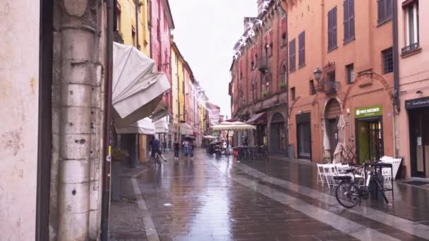Beschwörender Blick auf eine Straße im historischen Zentrum von Ferrara — Stockvideo