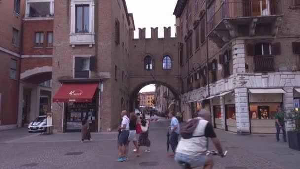 İtalya 'nın Ferrara kentindeki Piazza del Municipio manzarası — Stok video