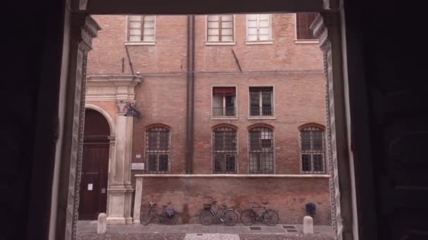 Utgång från dörren till Palazzo dei Diamanti i Ferrara i Italien 2 — Stockvideo