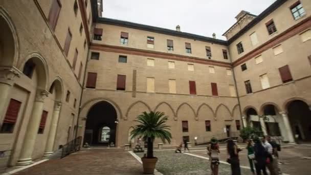 Panoramablick auf die Architektur des Inneren des Schlosses von Ferrara 2 — Stockvideo