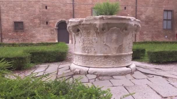 Detail van de put in het Ferrara 's kasteel in Italië — Stockvideo