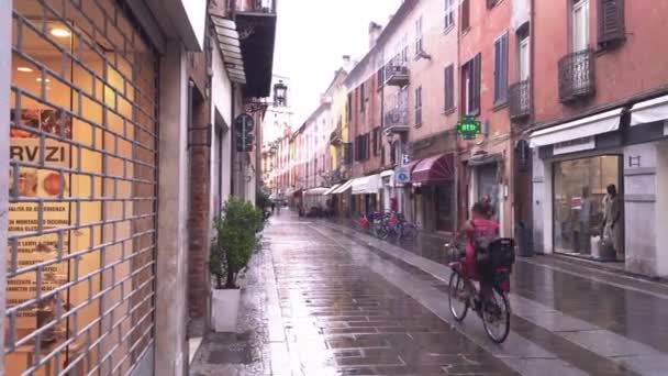 Evokativ utsikt över en gata i den historiska stadskärnan i Ferrara 3 — Stockvideo