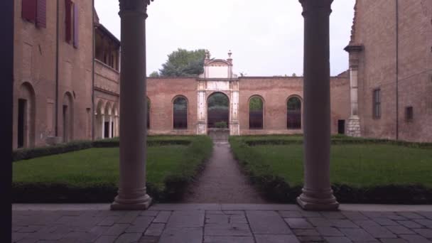 Jardín interior del Palazzo dei Diamanti en Ferrara en Italia — Vídeos de Stock