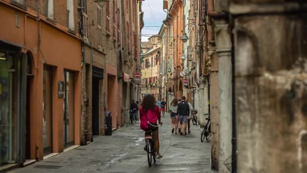 Alley of Ferrara in Italy full of people walking 2 — Stock Video