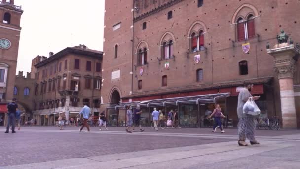 Pohled na Piazza del Municipio ve Ferraře v Itálii 3 — Stock video