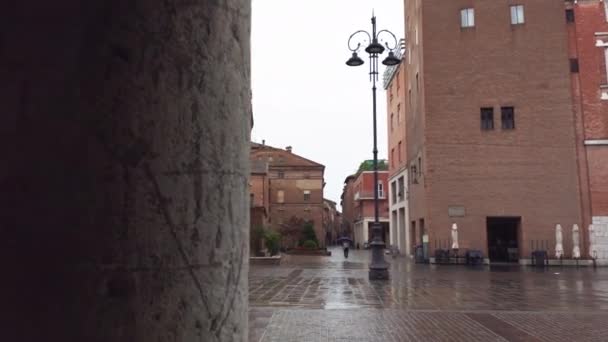 Ferrara şehir merkezindeki küçük tarihi kilise. — Stok video
