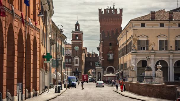 Evokativ utsikt över avenyn som leder till den historiska stadskärnan i Ferrara — Stockvideo