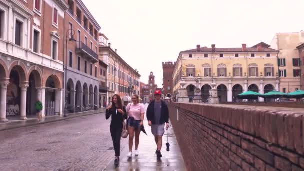 Счастливые люди идут по улице Феррары — стоковое видео