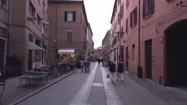 İtalya, Ferrara 'da insanlarla dolu bir sokak. — Stok video