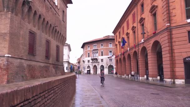 Callejón cerca del castillo medieval de Ferrara — Vídeos de Stock