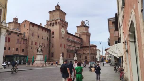 Beschwörender Blick auf die Burg von Ferrara mit Menschen und Touristen — Stockvideo