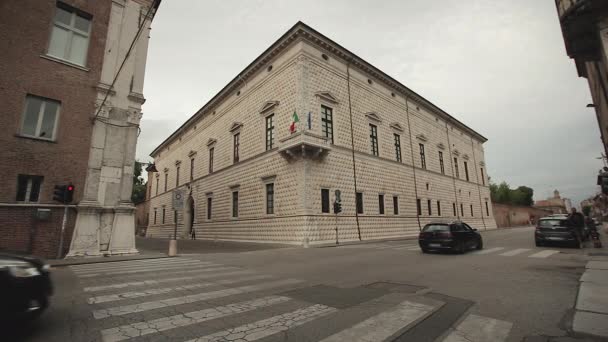 Čelní pohled na Palazzo dei Diamanti ve Ferraře — Stock video