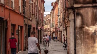 İtalya 'da Ferrara Geçidi' nin Zaman Geçidi Yürüyen insanlarla dolu.