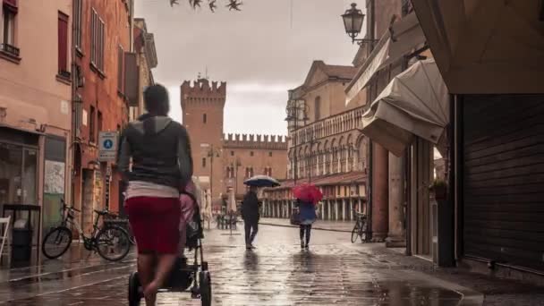 Time Lapse van suggestief uitzicht op de straat die leidt naar Piazza Trento Trieste in Ferrara — Stockvideo