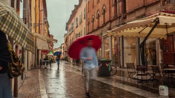 Zeitraffer einer provozierenden Ansicht einer Straße im historischen Zentrum von Ferrara — Stockvideo