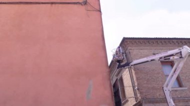 İşçiler vincin üstünde