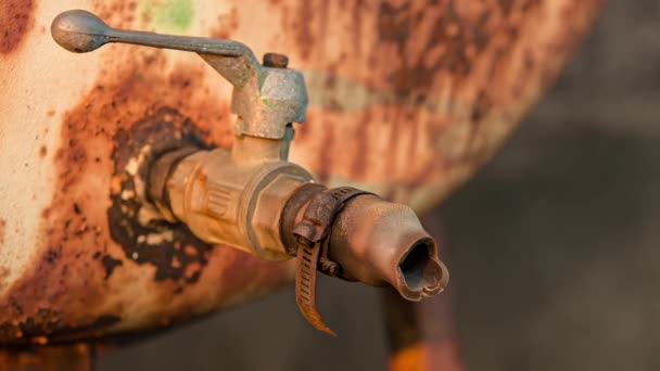 旧的生锈的水龙头，从上面流出一滴燃料 — 图库视频影像