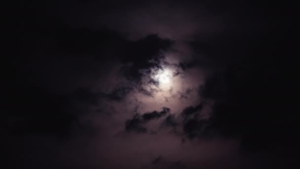 Luna con nuvole che passano davanti e nebbia — Video Stock