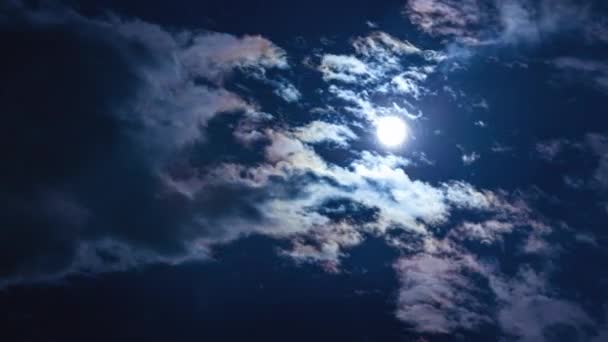 Lune avec nuages passant devant et brouillard 2