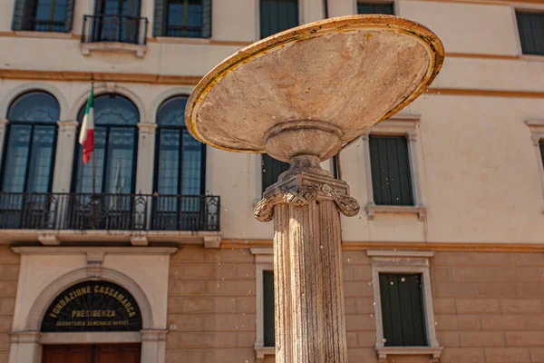 Fonte Mármore Antigo Com Água Centro Histórico Cidade Treviso Itália — Fotografia de Stock