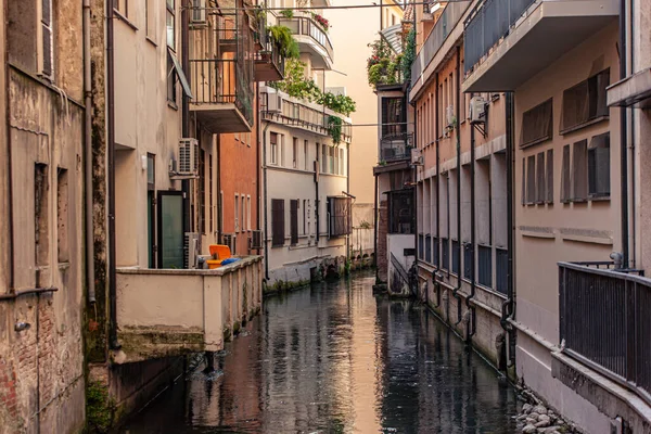 Θέα Στο Κανάλι Buranelli Στο Treviso Της Ιταλίας Μια Ηλιόλουστη — Φωτογραφία Αρχείου