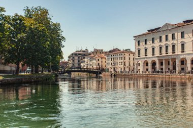 İtalya 'nın Treviso şehrinde güneşli bir günde Buranelli kanal manzarası