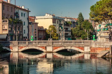 İtalya 'nın Treviso şehrinde güneşli bir günde Buranelli kanal manzarası