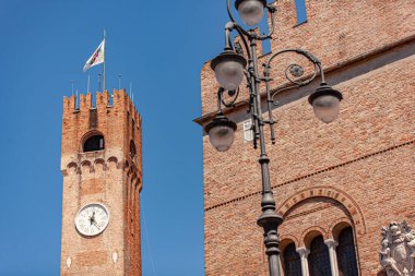 İtalya Treviso 'da güneşli bir günde saat kulesi veya İtalyanca Torre Civica