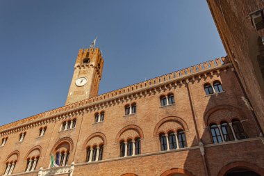 İtalya Treviso 'da güneşli bir günde saat kulesi veya İtalyanca Torre Civica