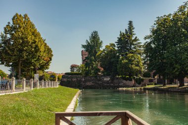 İtalya 'nın Treviso şehrinde güneşli bir günde Buranelli kanal manzarası